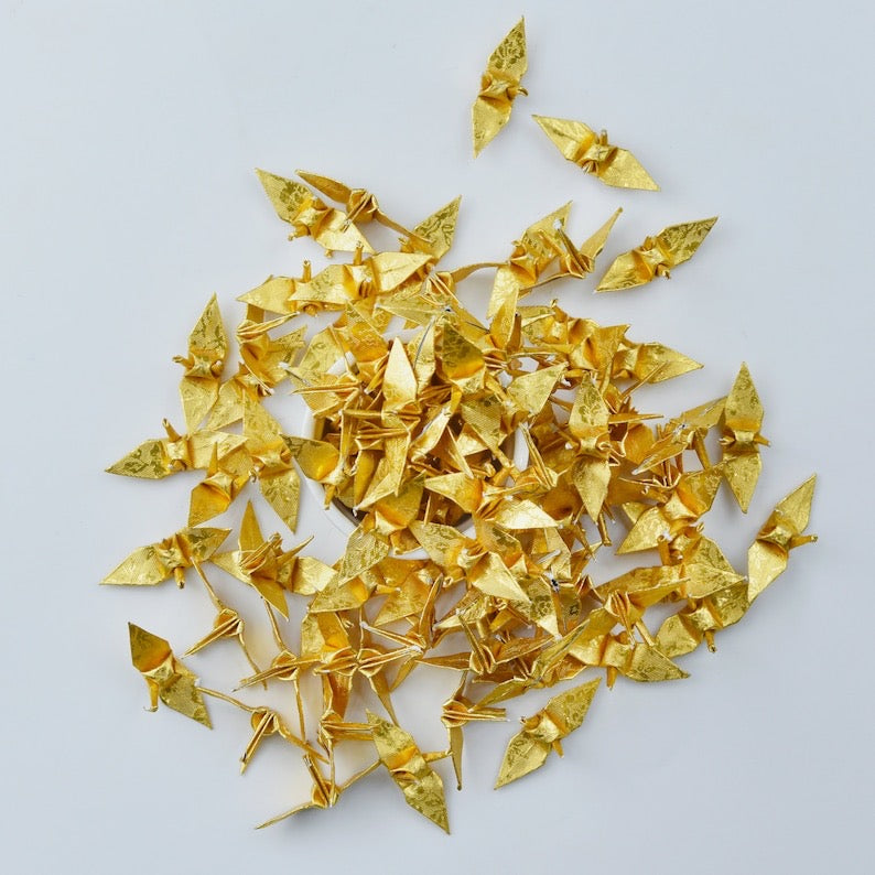 100 grullas de papel de origami doradas con patrón de rosa 1,5x1,5 pulgadas grullas de origami de papel de origami para regalo de boda, decorar, boda de fondo