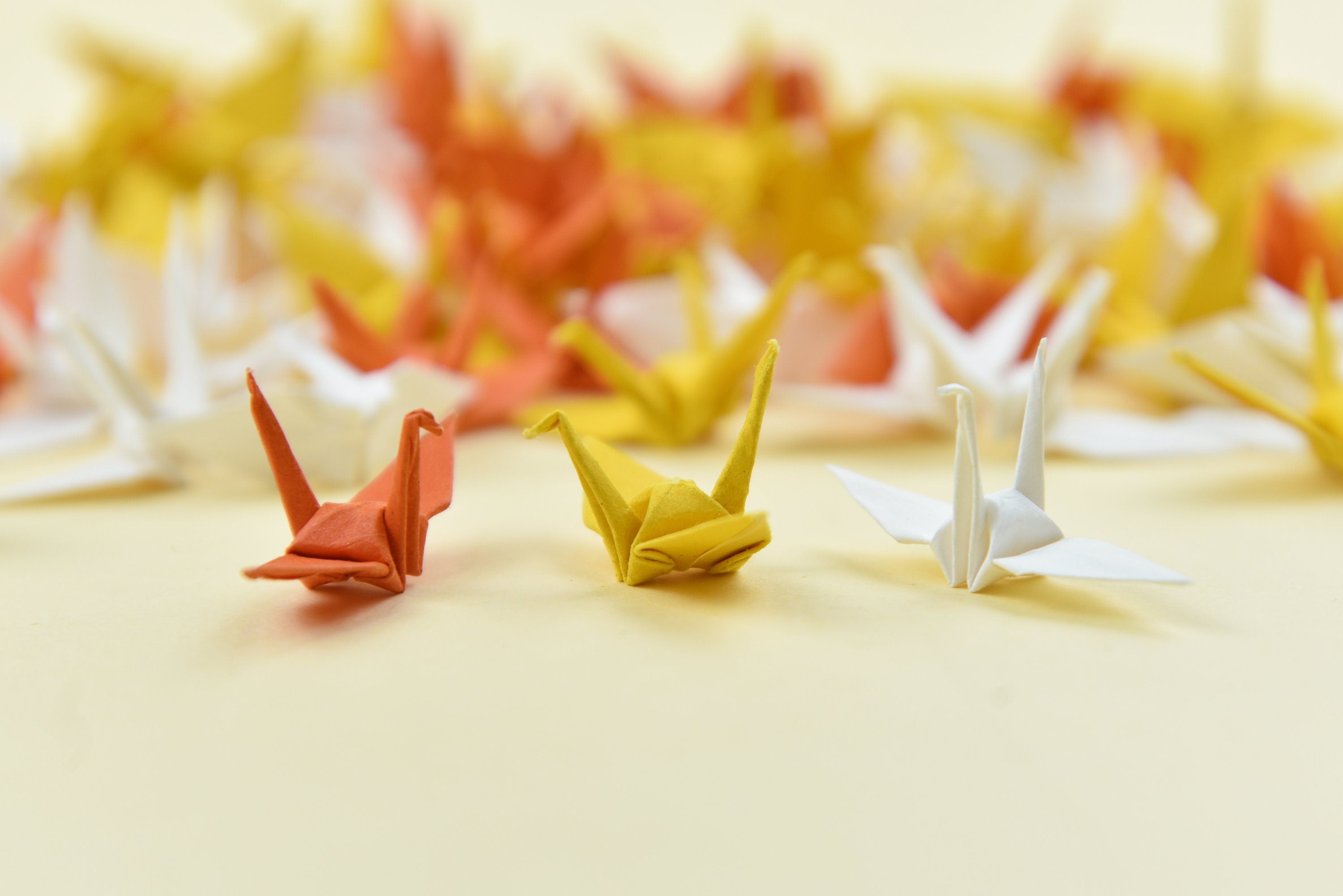100 Grúas de papel de origami a la venta - 1,5 pulgadas - Tono naranja marfil japonés - para regalo de boda, decoración, telón de fondo de boda