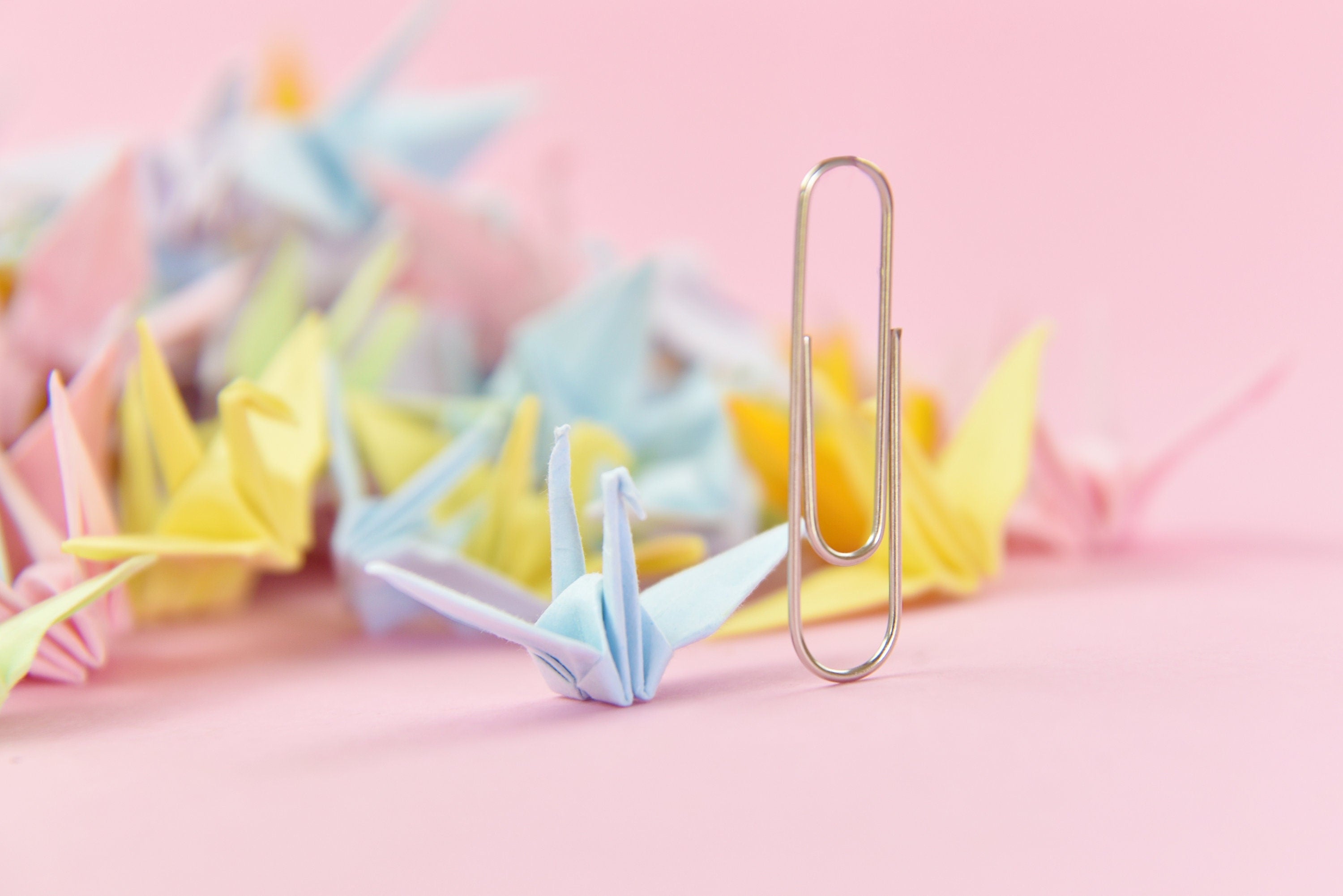 100 Grullas de papel de origami de colores mixtos - 3,81 cm (1,5 pulgadas) - Origami japonés - Regalo de boda, decoración, telón de fondo de boda