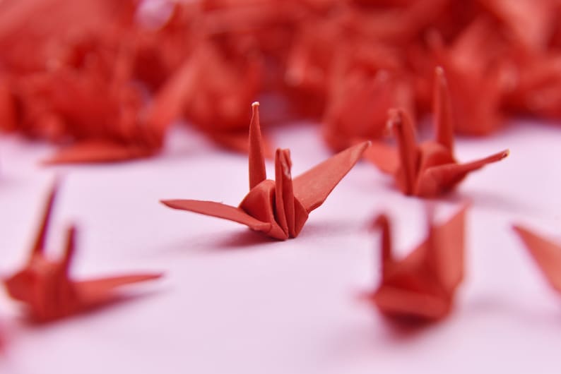 100 Grullas de Papel Origami, Pequeñas 1.5x1.5 pulgadas, Color Rojo, para Adorno, Decoración, Regalo de Boda
