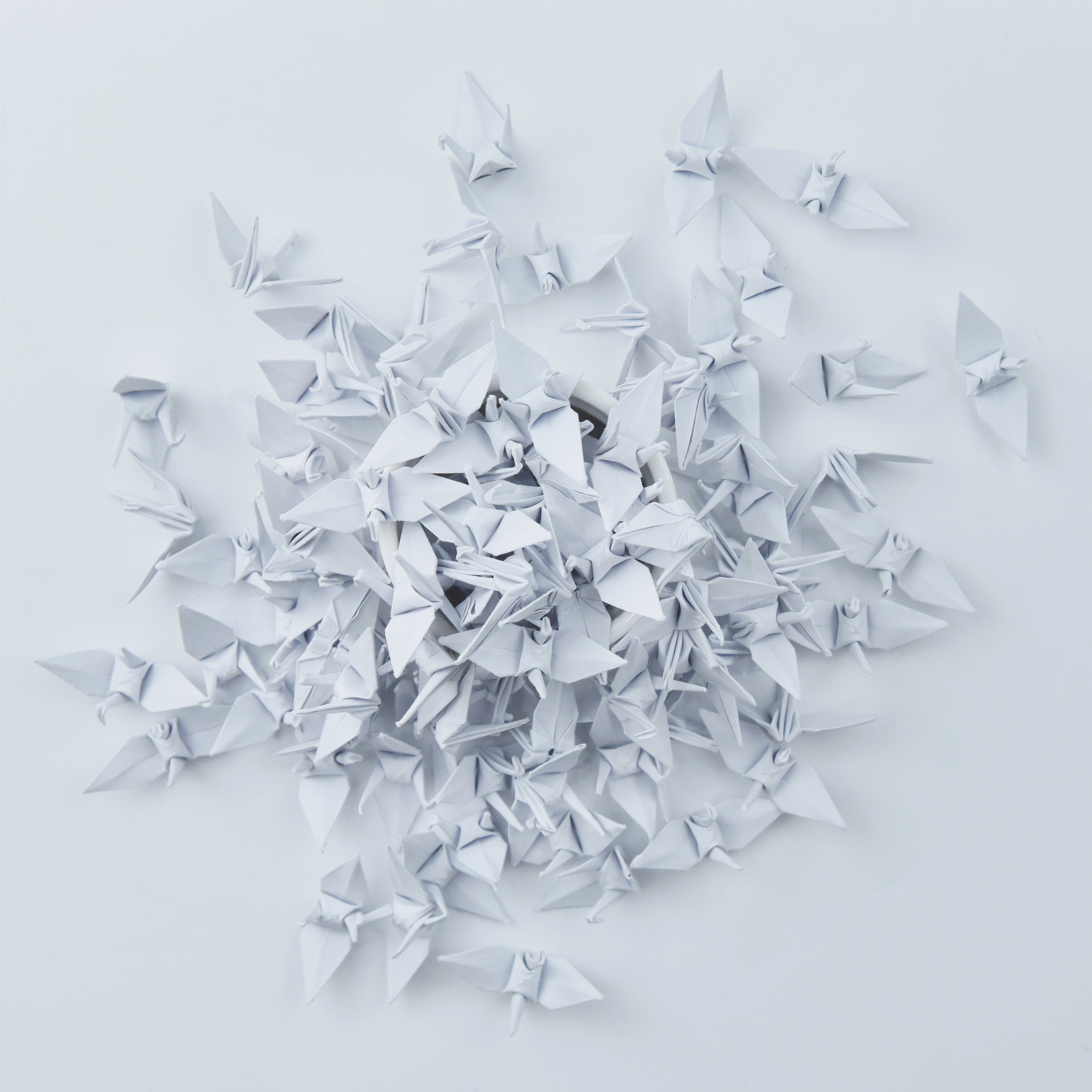 100 Grullas de papel de origami blancas - 3,81 cm (1,5 pulgadas) - para decoración de bodas, regalo de aniversario de OrigamiPolly