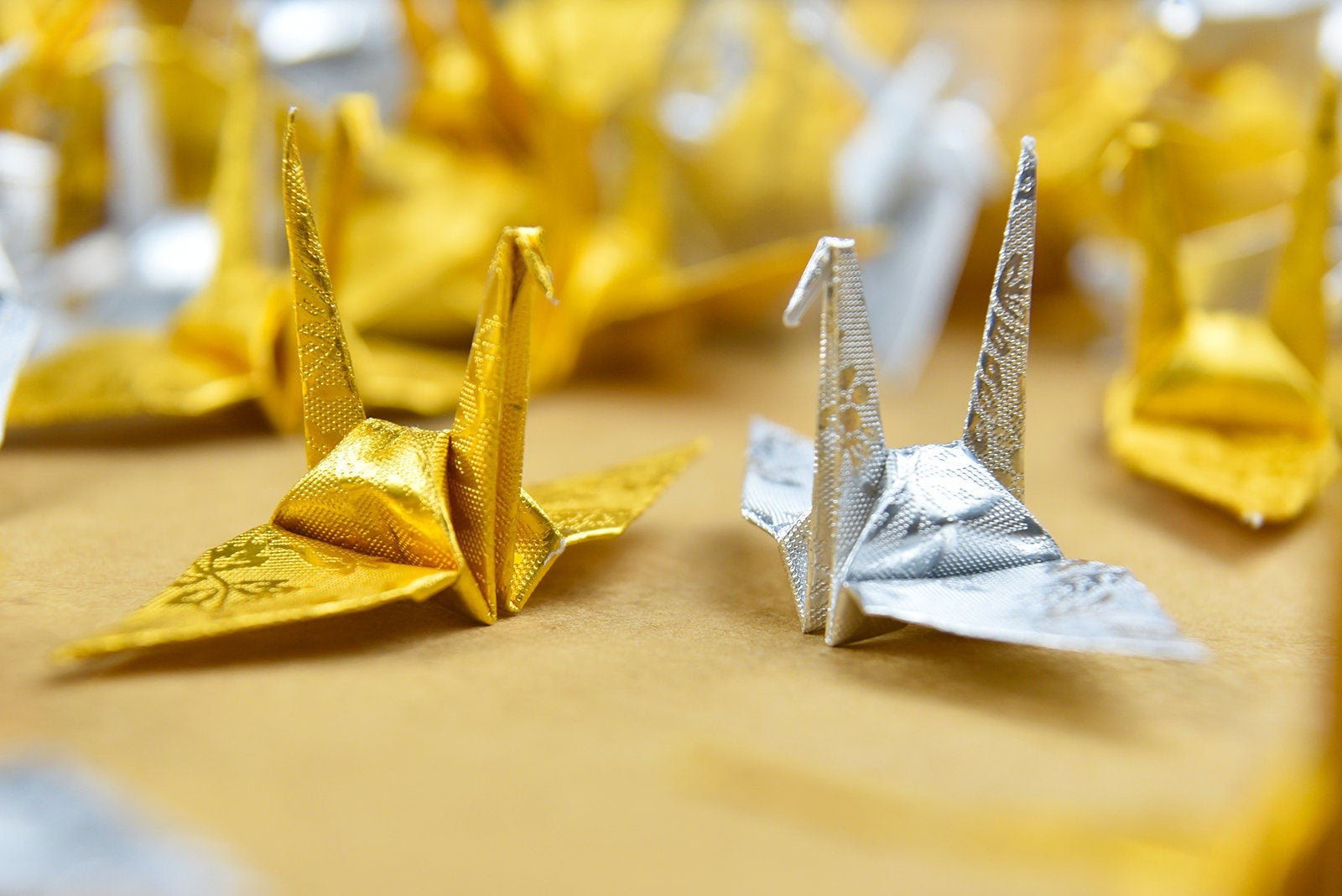 100 grullas de origami - doradas y plateadas con patrón de rosas - 7,5 cm (3 pulgadas) - para decoración de bodas, bodas japonesas