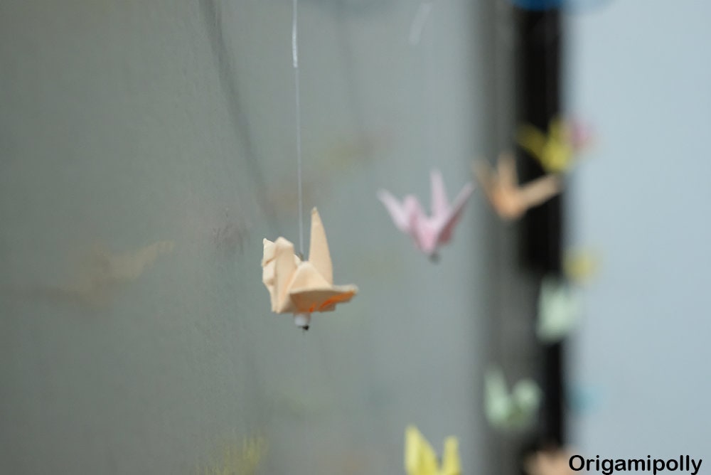 1 corda 25 gru origami gru ghirlanda colore misto piccola gru di carta origami da 1,5 pollici su corda per la decorazione di nozze sullo sfondo