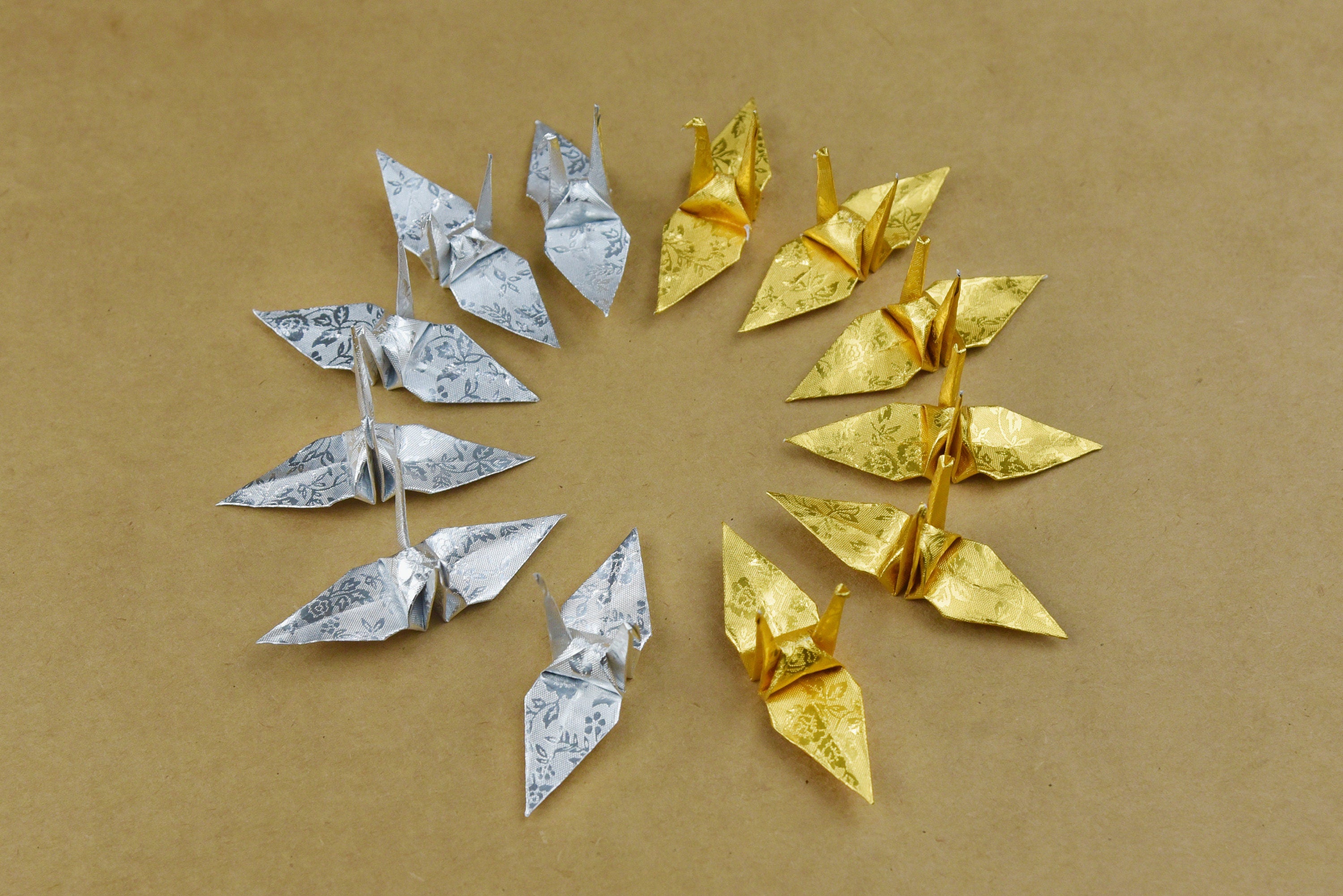 100 Grullas de papel de origami - Oro plateado con patrón de rosa - Pequeña 1,5 pulgadas - para adorno, regalo de boda, decoración